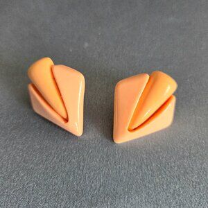Vintage 80s peachy color plastic earrings.